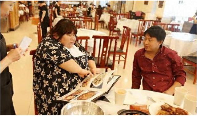 昔日校花被丈夫喂到330斤、睡塌两张床，丈夫：我怕她被别人抢走