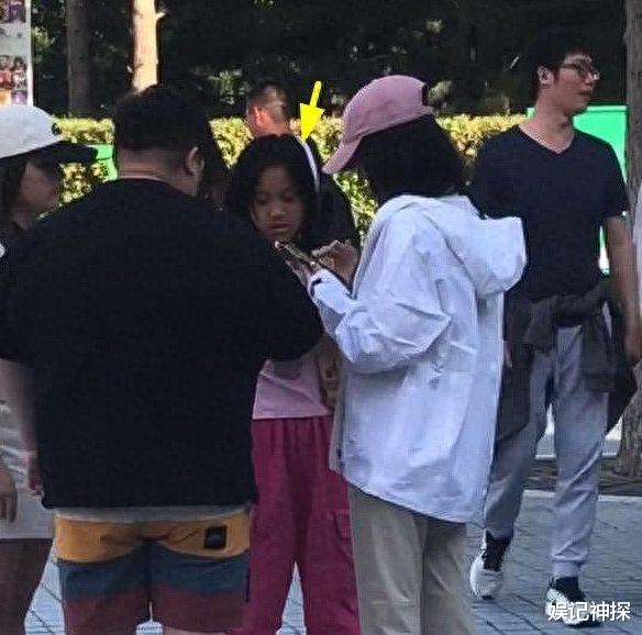 李小璐甜馨母女国庆街头被偶遇！10岁甜馨皮肤黑到无奈，评论区却恶臭一片