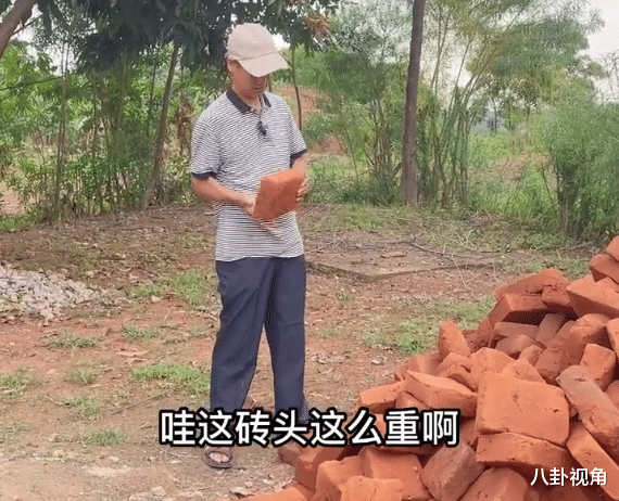 Rose给非洲娘家搭灶台，老公当众黑脸嫌搬砖太重，生吃虫子引争议