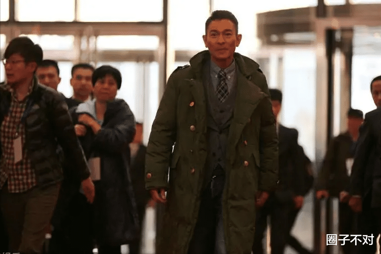 金鸡奖上“消失”的刘德华，彻底撕开了三金影帝梁朝伟的尴尬处境