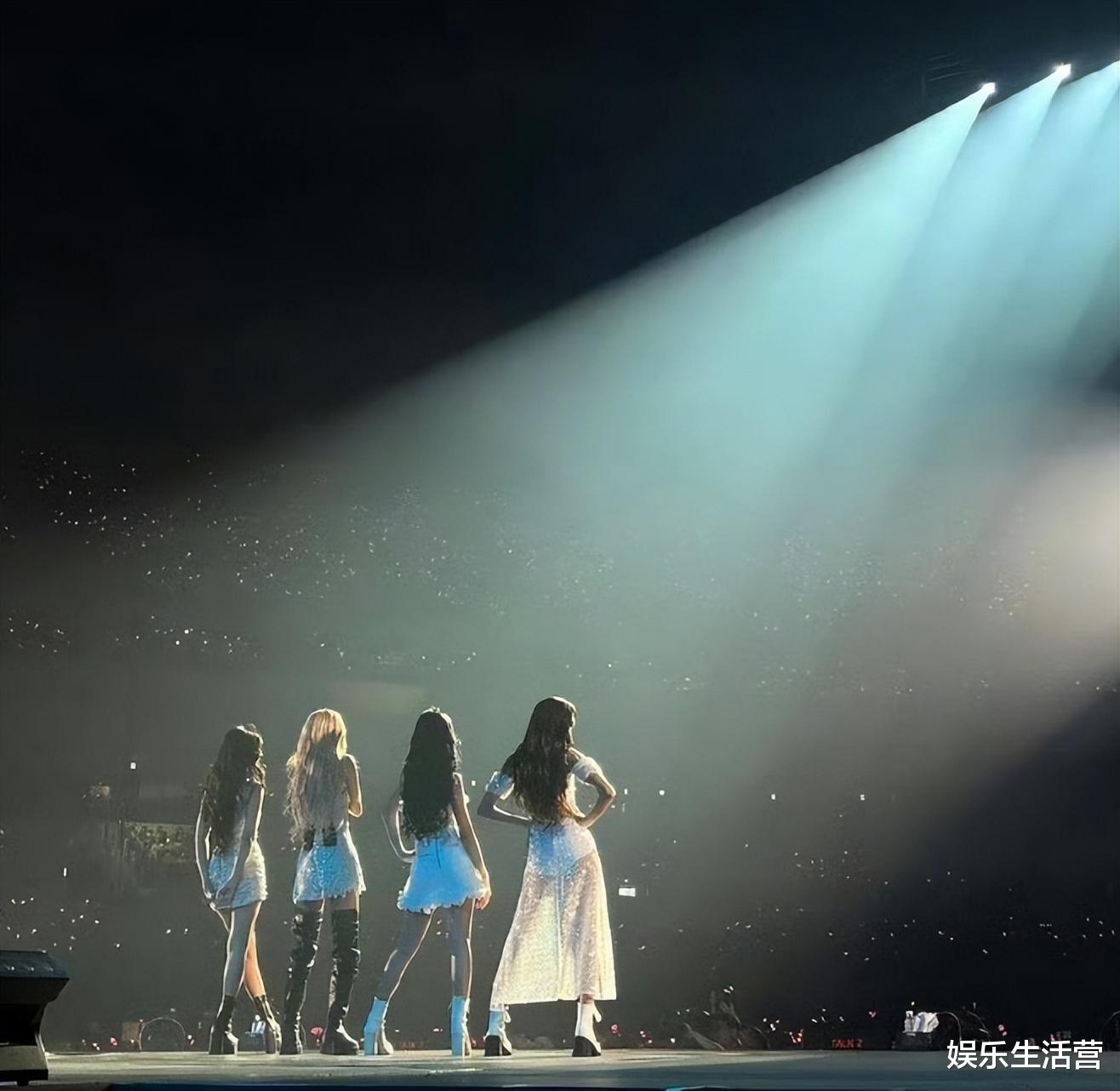 Lisa晒BP背影照,将单飞解散,已获KPOP大满贯,更多巴黎生活曝光