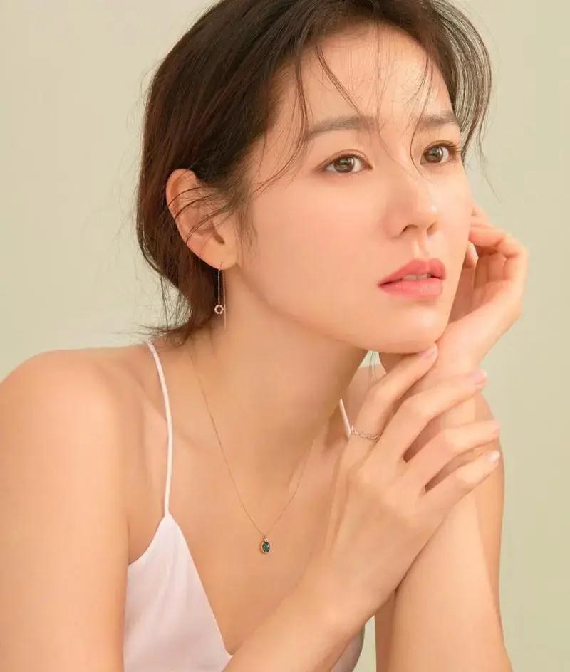 袁姗姗|袁姗姗回家参加弟弟婚礼,戴帽不抢新娘风头,身材却尽显明星高调