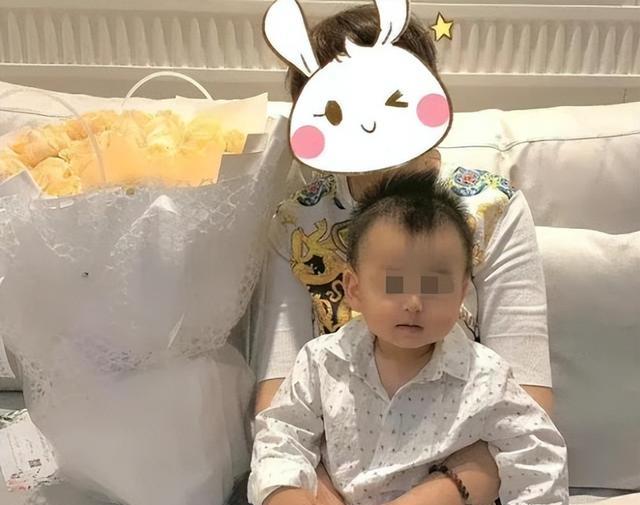 曝许雅钧夺财政大权，带全家接私生子认祖归宗，小S冷脸像被控制