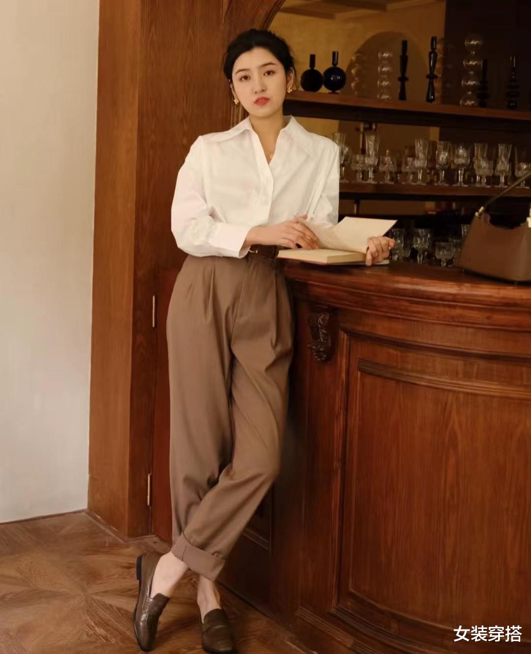 白衬衣的15种穿搭风格,好看又实用,单穿叠穿都时髦!