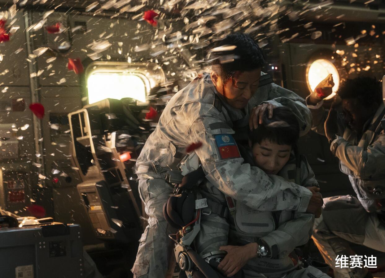 电影|美国人救世就是理所当然,中国人当一回主角就是主旋律该被批评?