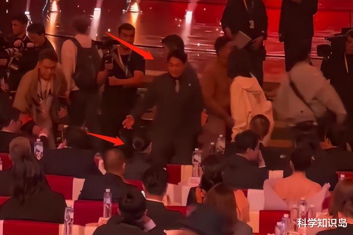 张颂文|北影节开幕!张颂文单膝跪抱高叶,陈都灵礼服被撑开线!