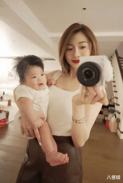 程晓玥晒女儿正脸萌照,老公家庭背景曝光,远优于前任郑恺