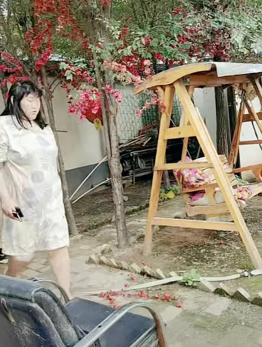 7月6日大衣哥女儿朱雪梅来菜园了,网红们难得拍到了姑娘芳容