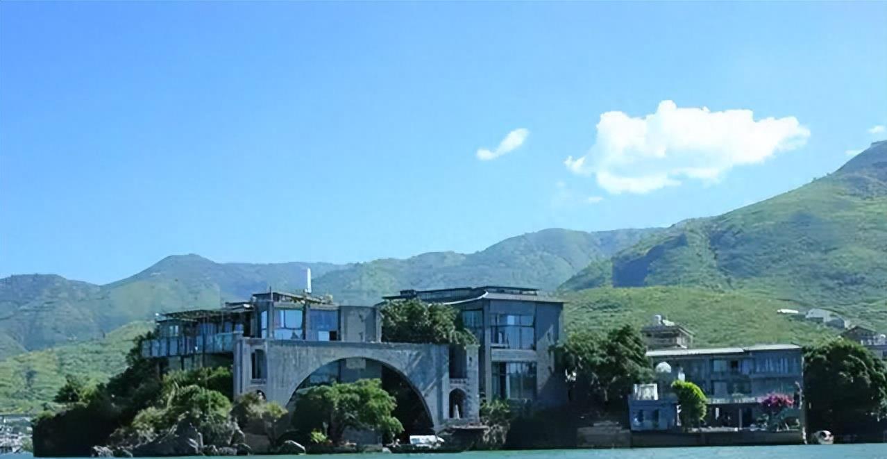 舞蹈家杨丽萍的月亮宫突然被查封,里面不忍直视网友直呼:封的对