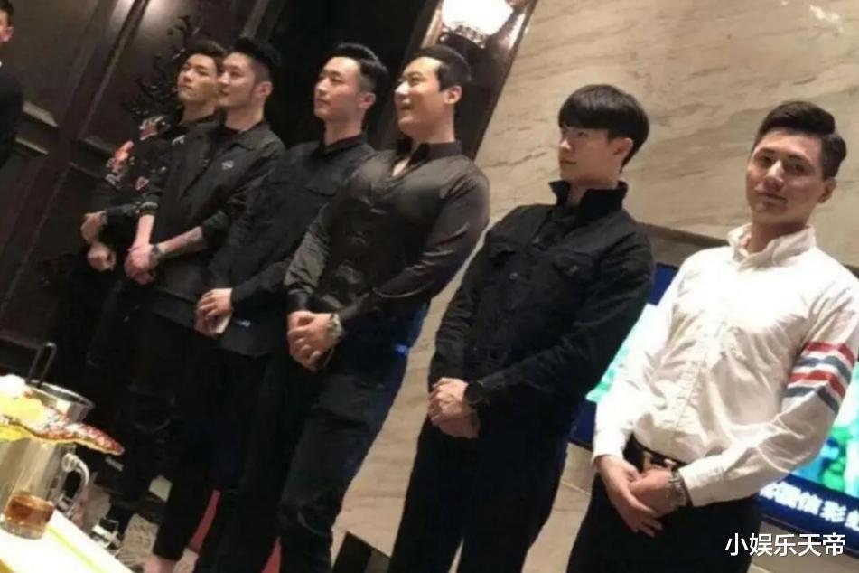 孟羽童|211硕士毕业生做男模,日薪超5000却后悔想考公,担心政审不过关