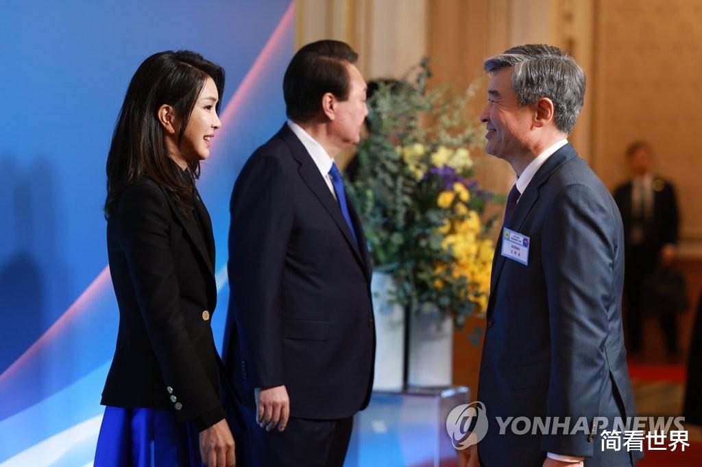 韩国 50岁韩国第一夫人罕见穿蓝裙！“整容脸”超显嫩，脖颈却是死穴