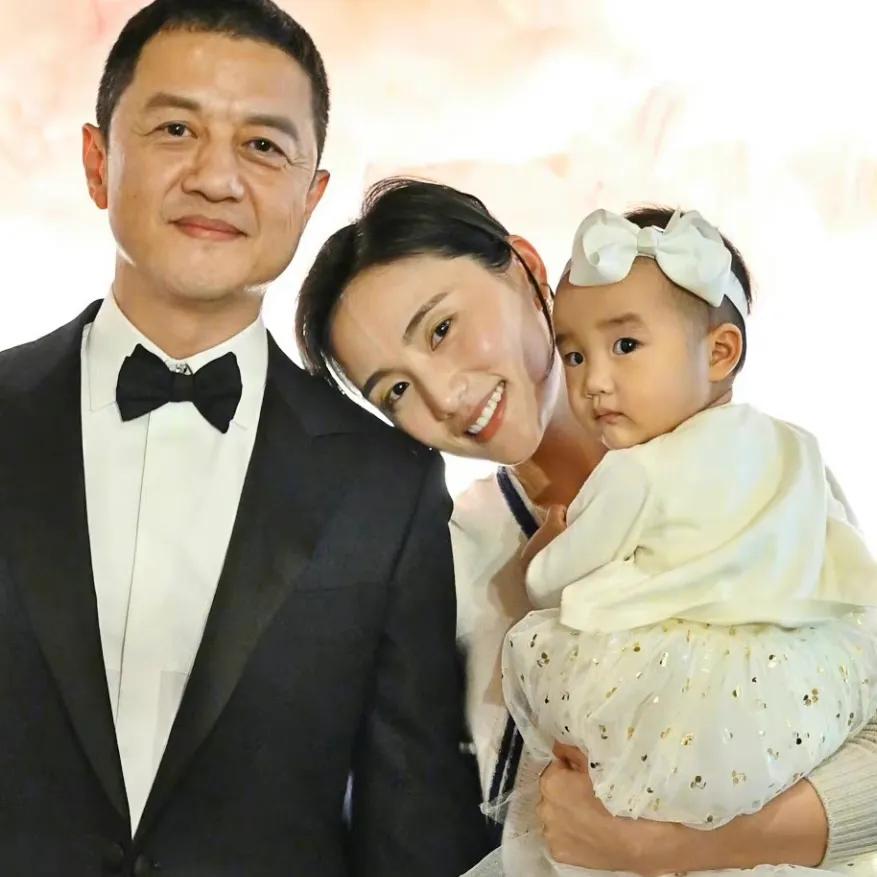 李亚鹏|李亚鹏为小女儿庆祝周岁，晒一家三口温馨合照，李夏颜值高像爸爸