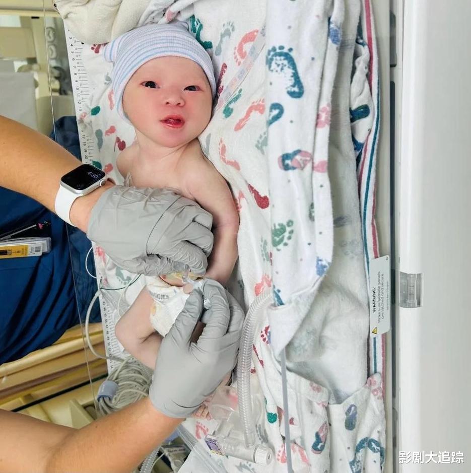 84岁刘诗昆晒全家福，3岁女儿跟儿子颜值惊人，夫妻俩还在期待3胎