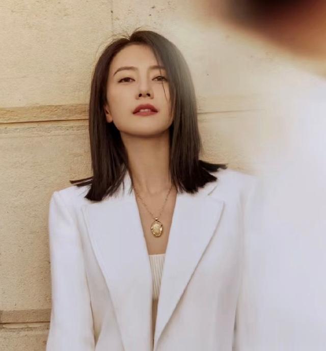 答应我：女人上年纪后谨记“发不烫染、少穿金戴银”，才时尚年轻