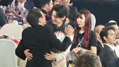 成龙肖战再次携手！大湾区电影音乐晚会内场拥抱惊喜现场观众