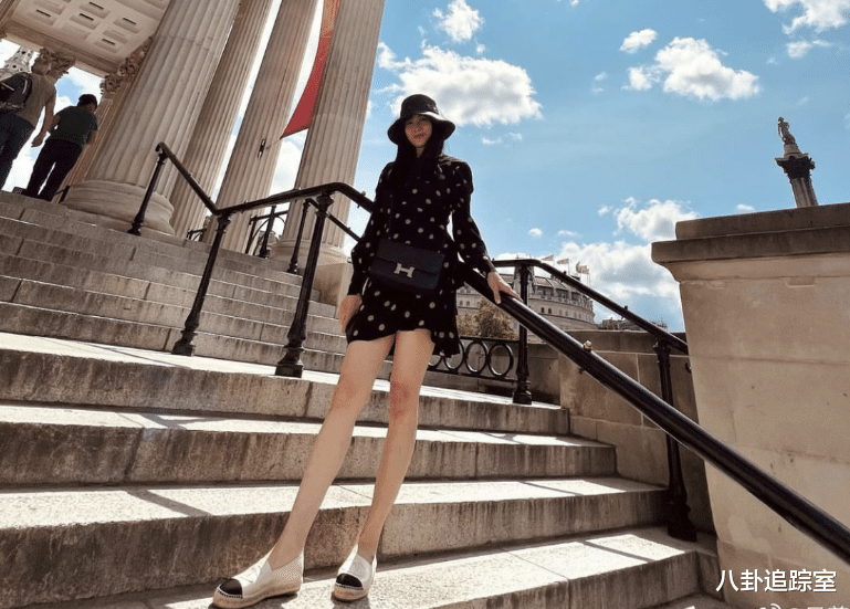 吴尊女儿近照引争议!双腿太细似骷髅、被骂太虚荣,五官如爸复制