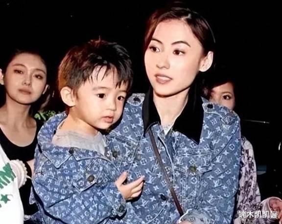 突发!曝张柏芝退圈养胎,穿无袖罩衫疑似遮孕肚,最后动态跟谢霆锋有关