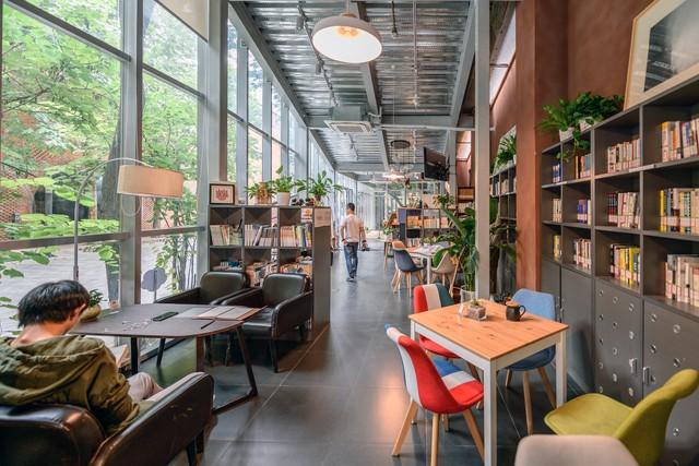 那些假装工作的年轻人：图书馆、咖啡厅，是他们最后的庇护所