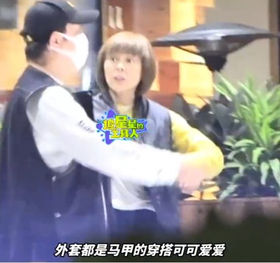 黄渤罕带老婆聚餐!夫妻穿情侣装超有夫妻相,小欧看老公眼神好甜