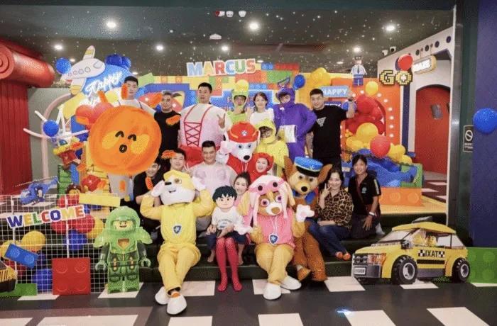 张柏芝|情人节张柏芝发文“唯一的情人”引热议,俩大儿子颜值被说“丑”