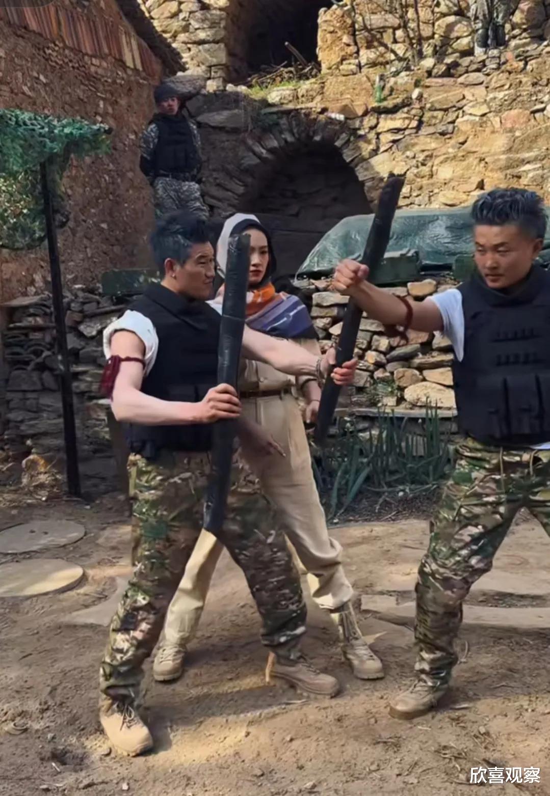 谢孟伟|笑不活了,原来嘎子在剧组不是男一号,被副导演揭穿显尴尬