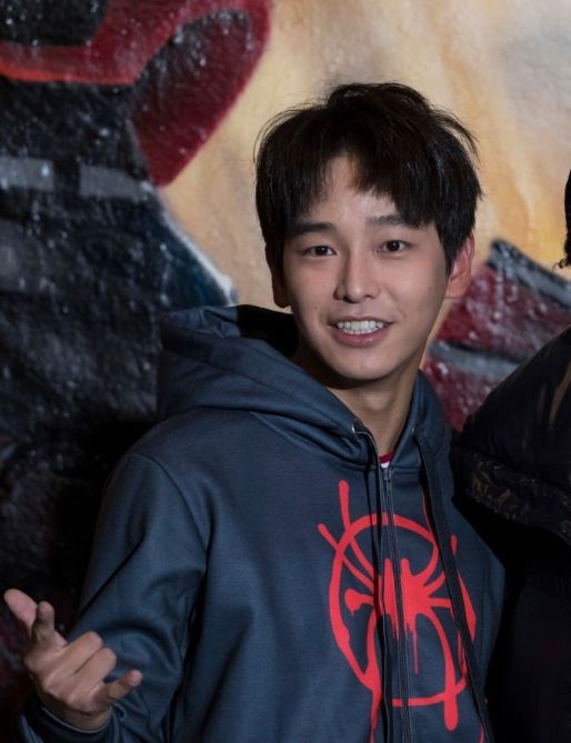 黄晓明|彭昱畅外出用餐被偶遇,与粉丝合影全程板着脸,近照撞脸黄晓明