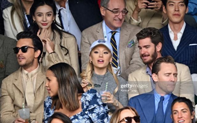 杨颖这张脸有多能打？比旁边白人长得还精致，太绝了