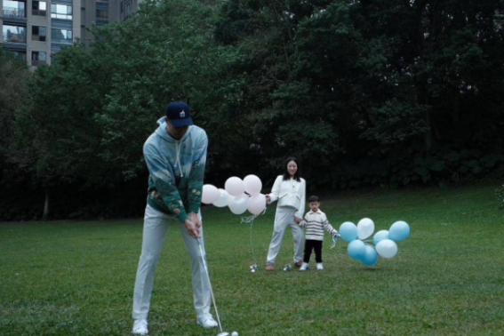 高以翔生前挚友毛加恩官宣好消息：妻子怀孕一起悼念昔日好友