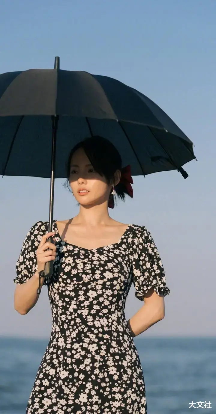 碎花裙 张嘉倪穿碎花裙海边凹造型，完美身材哪像俩娃的妈？