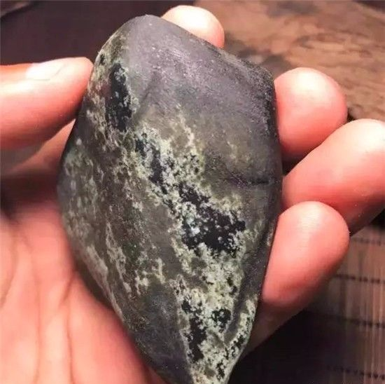 翡翠原石的“油性”到底是什么意思??