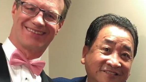 姜昆|姜昆一手捧红的洋徒弟，在中国上春晚捞金20年后，大山现状如何？