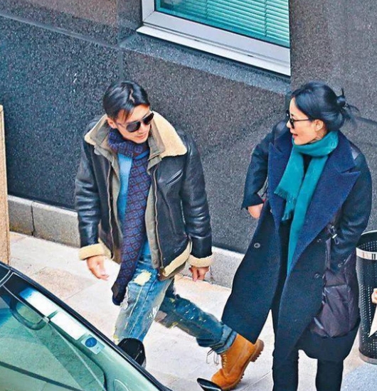 曝“锋菲恋”成泡影?谢霆锋和杨幂公布新恋情,这一次他不再隐瞒