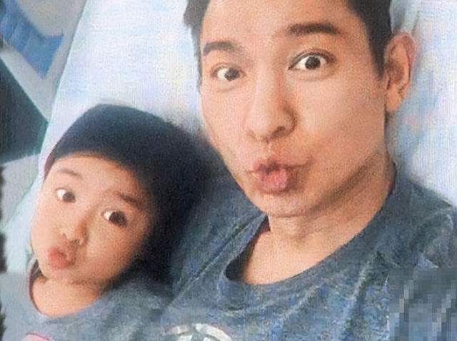 刘德华双眼红肿送亡父，年迈刘母悲伤露面，被护送提早离开灵堂