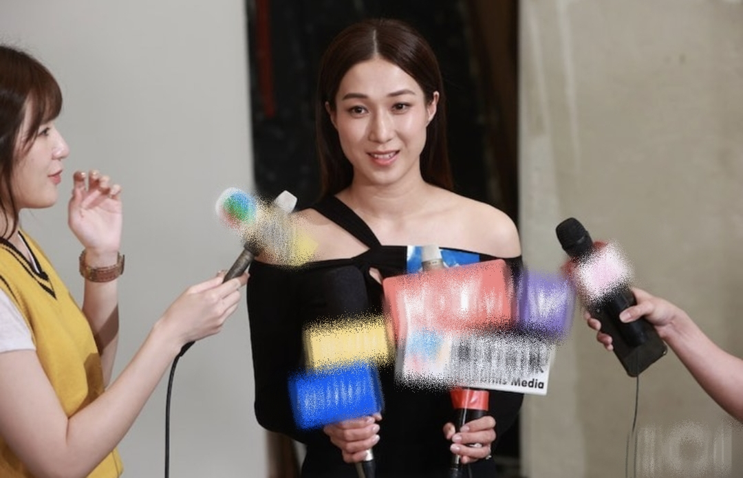 钟嘉欣|钟嘉欣带3个儿女打卡香港迪士尼，经常抱娃手臂粗壮，彰显妈妈力