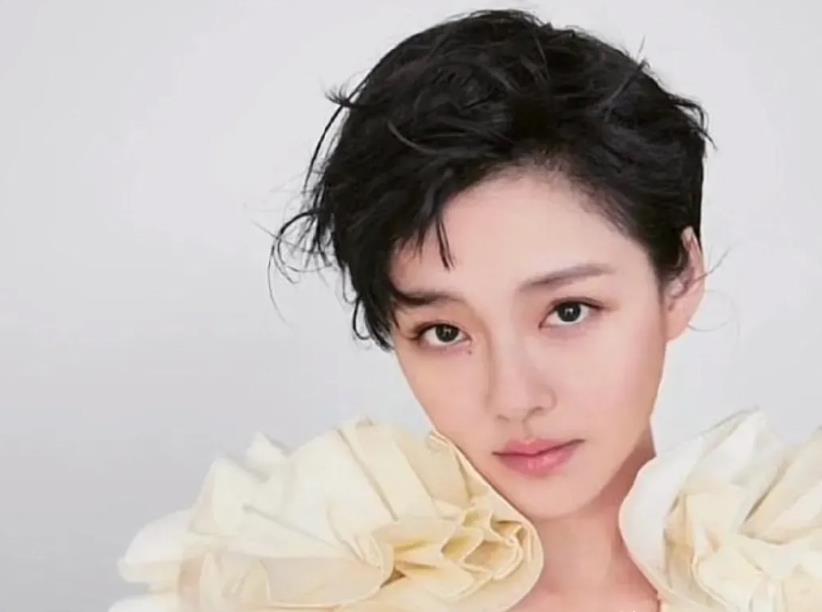 大S 大S剪短发扮嫩拍大片,嘟嘴卖萌