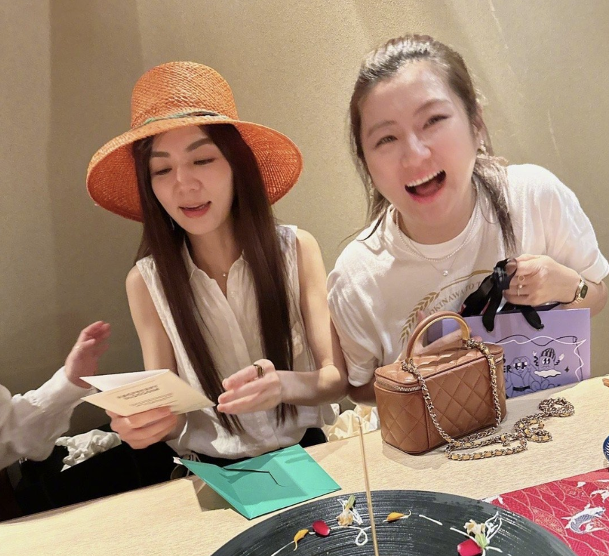 ella|SHE合体为42岁Ella庆生,送万元包包,Selina挺孕肚素颜状态极佳