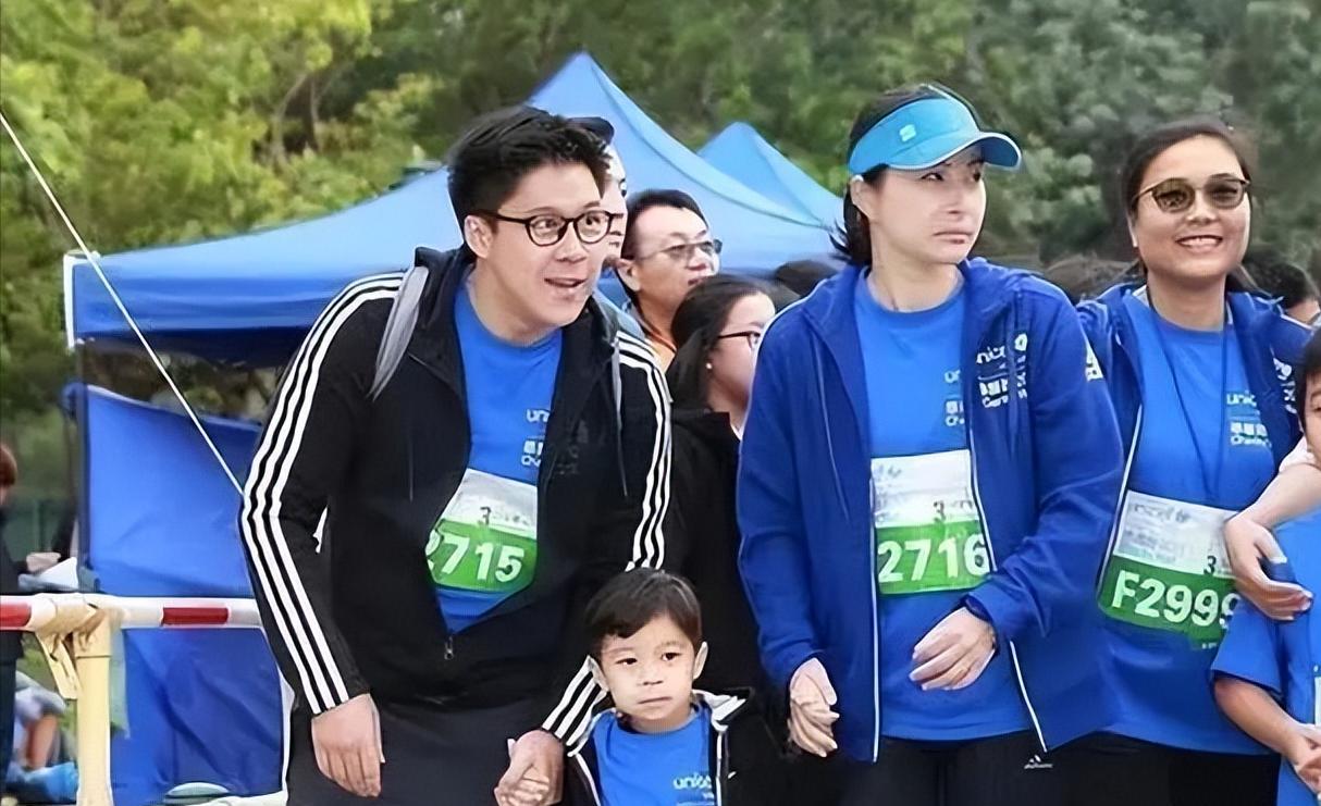 郭晶晶|郭晶晶罕见参加名媛聚会,站位边缘打扮格格不入,李嘉欣却在C位