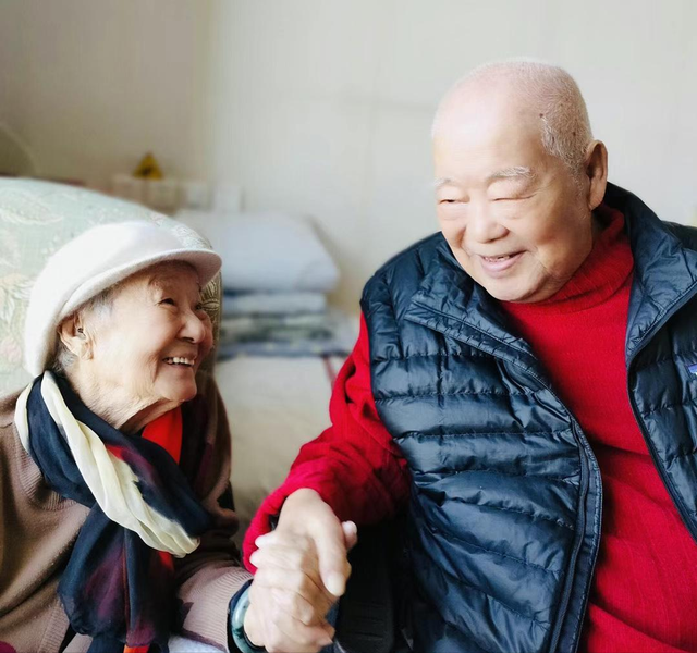 老牌明星近况:于洋与女儿团聚,洪金宝获大奖,冯淬帆和王晶互撕