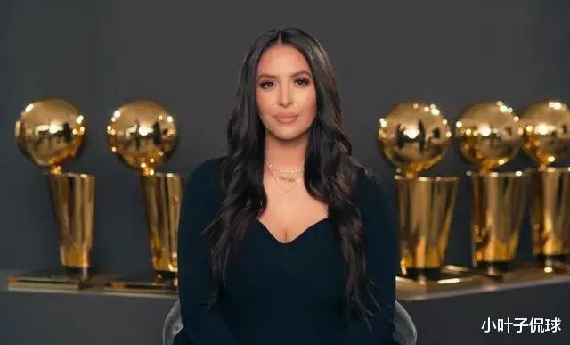 瓦妮莎海边度假,瘦了50斤身材傲人,42岁或再婚,加索尔陪在身边