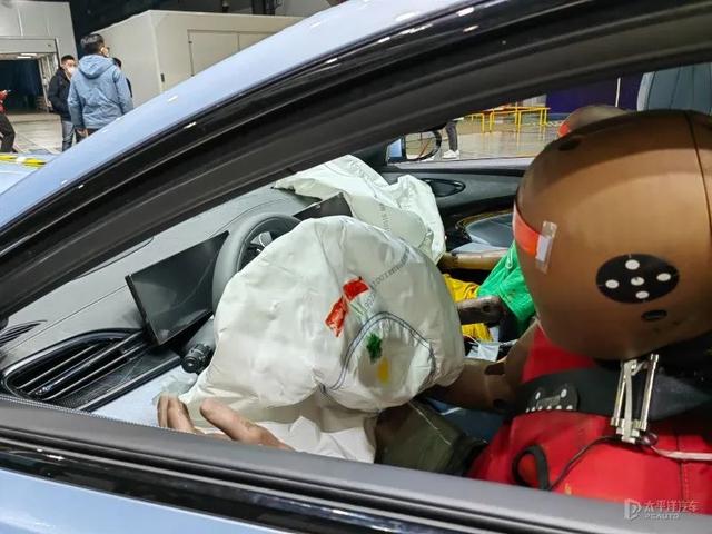 再撞比亚迪海豹!车头面目全非,但A柱完好?车主放心了...