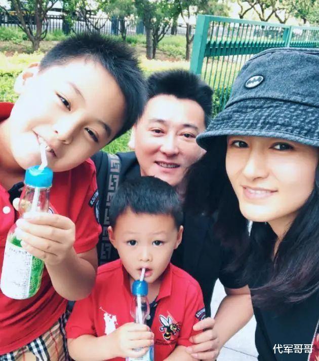 他被称为“谍战剧之王”,娶小16岁美女演员,如今52岁成人生赢家