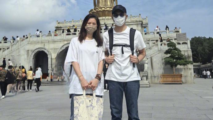 张智霖夫妇现身普陀山！52岁张智霖白发抢镜，全程冷脸，发文疑暗指不顺 ！