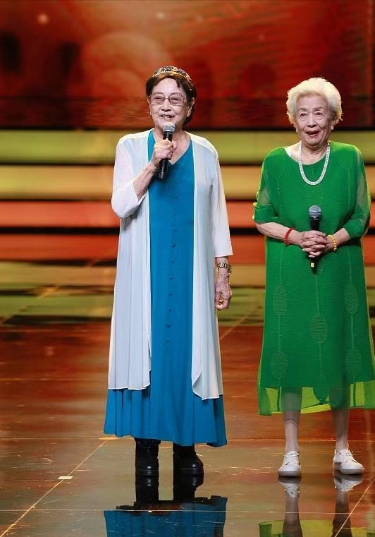 王晓棠美了一辈子！89岁穿蓝裙白衫精神矍铄，戴方框眼镜高雅矜贵