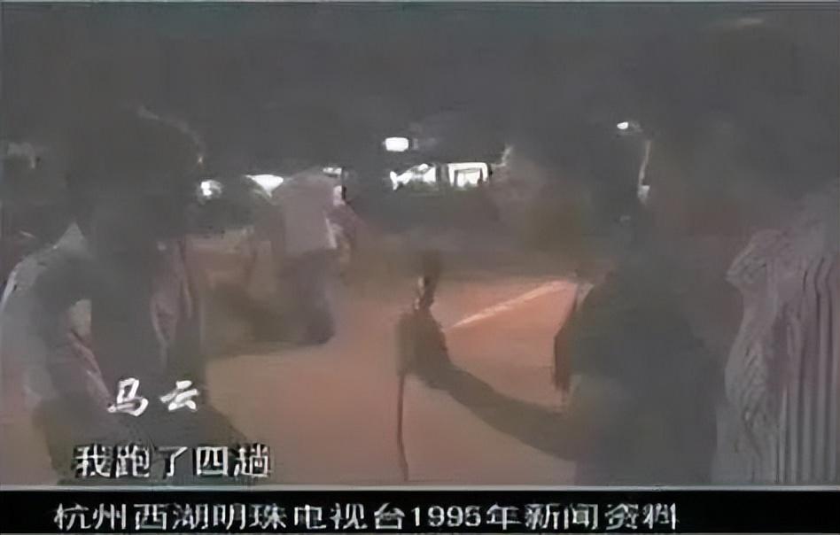 变形金刚|马云家中宴客,汪涵坐其旁边,长长的餐桌上摆了几十道小菜