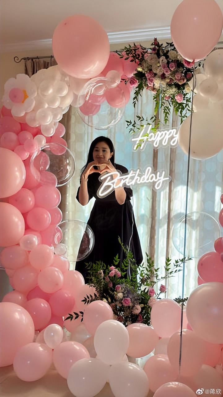 张天爱|40岁蒋欣晒生日现场照,穿束腰黑裙越来越瘦,脚背青筋超明显