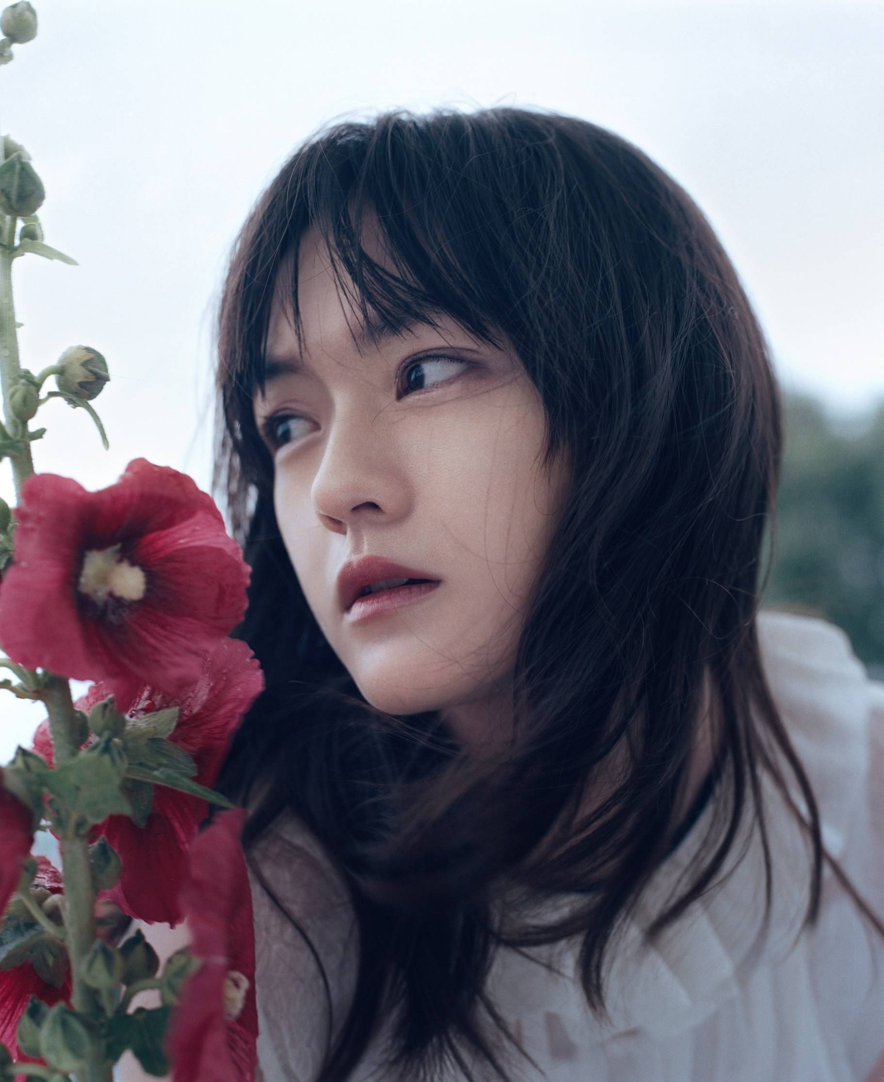 文淇与素人合影瞪眼式微笑撞脸易烊千玺，素人夸她特别温柔