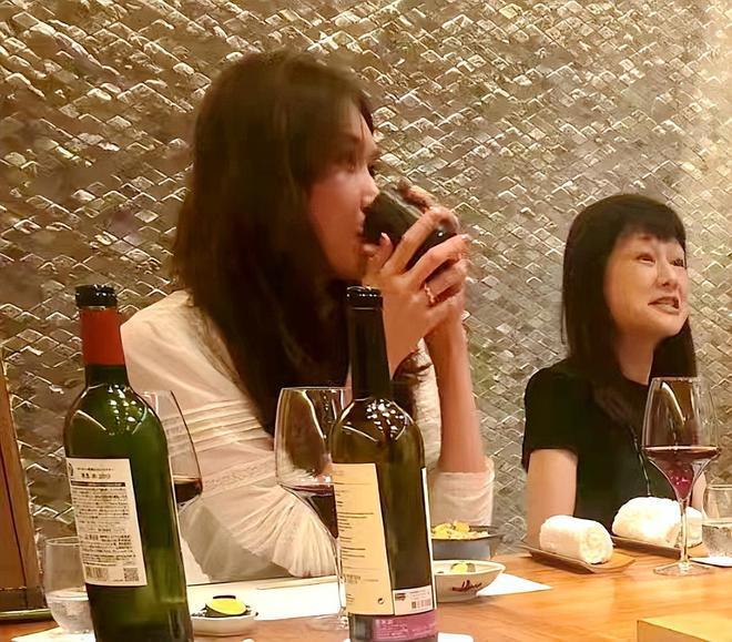 48岁林志玲日本餐馆聚餐，蓬头垢面不停喝酒，老公干瘦像小老头?