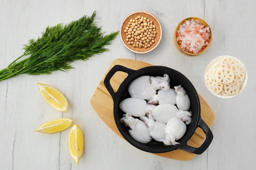 |霜降时节，每天一碗双莲墨鱼汤，养好肝血，准备猫冬