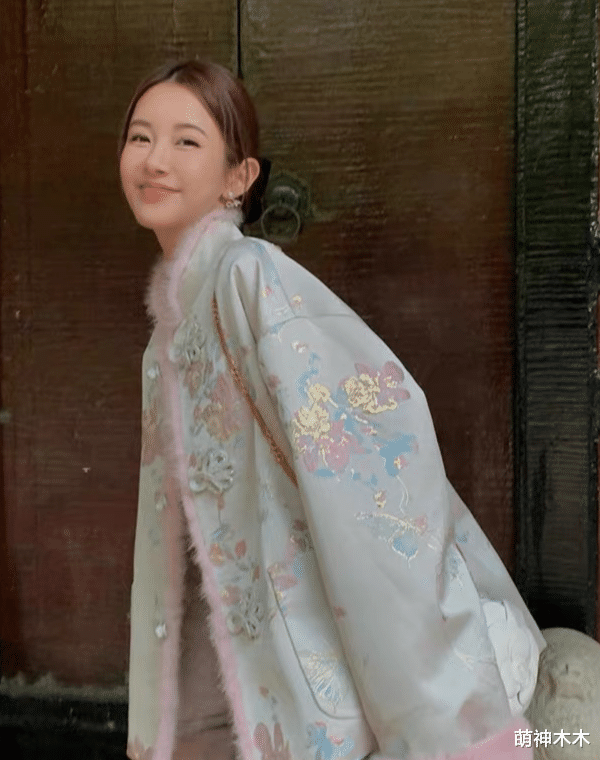 杨颖冬至带小海绵聚餐，全程目光不离儿子，事业停摆生活依然滋润