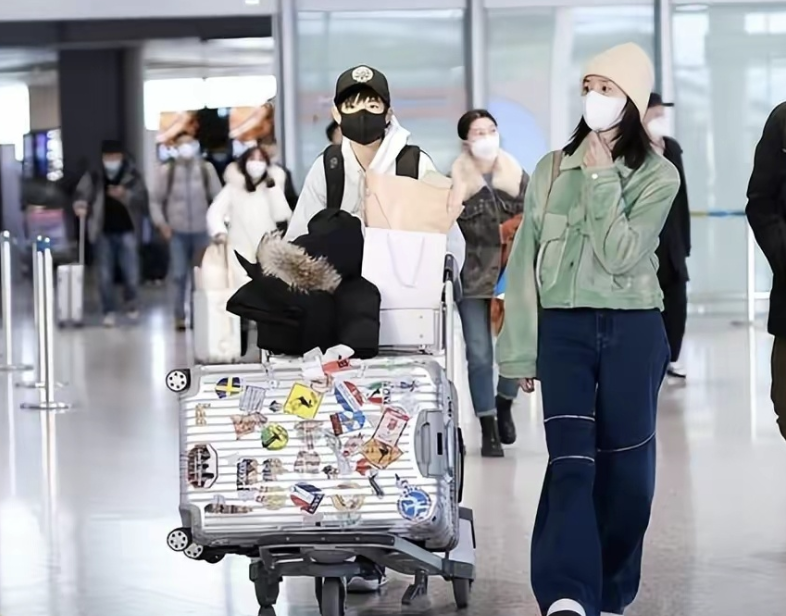 董洁|董洁携12岁儿子现身机场,顶顶身高快赶上妈妈,眉清目秀像杨洋